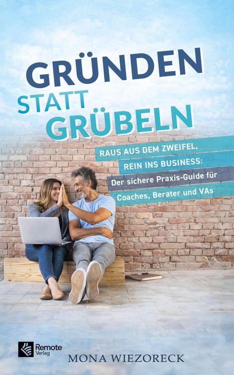 Text: "GRÜNDEN STATT GRÜBELN", "RAUS AUS DEM ZWEIFEL, REIN INS BUSINESS", "Der sichere Praxis-Guide für Coaches, Berater und VAs". Eine Frau und ein Mann sitzen auf einer Bank und klatschen sich ab, lächelnd, mit einem Laptop.