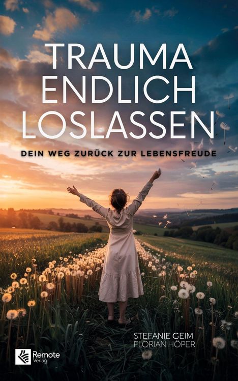 „TRAUMA ENDLICH LOSLASSEN. DEIN WEG ZURÜCK ZUR LEBENSFREUDE.“ Frau mit ausgebreiteten Armen in Pusteblumenfeld bei Sonnenuntergang.