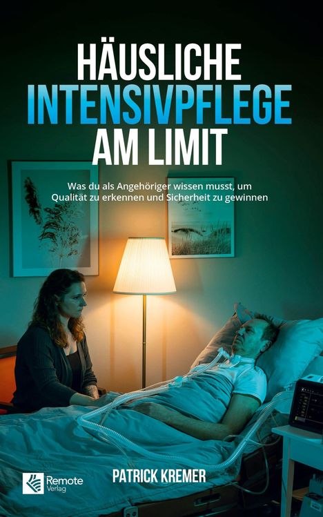 „Häusliche Intensivpflege am Limit“. Eine Frau sitzt neben einem Mann im Bett, verbunden mit medizinischen Geräten.