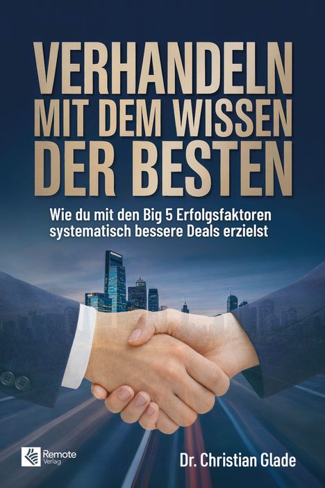 "Verhandeln mit dem Wissen der Besten" - Zwei Personen schütteln sich die Hand vor einer Skyline mit Hochhäusern.