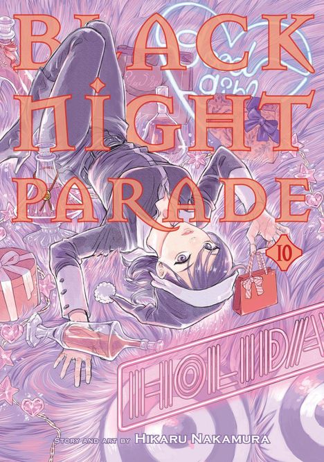 "BLACK NIGHT PARADE", "HOLIDAY", "10". Ein Mädchen mit Mütze liegt inmitten von Geschenken und Lichtern, in rosa-violetten Tönen.