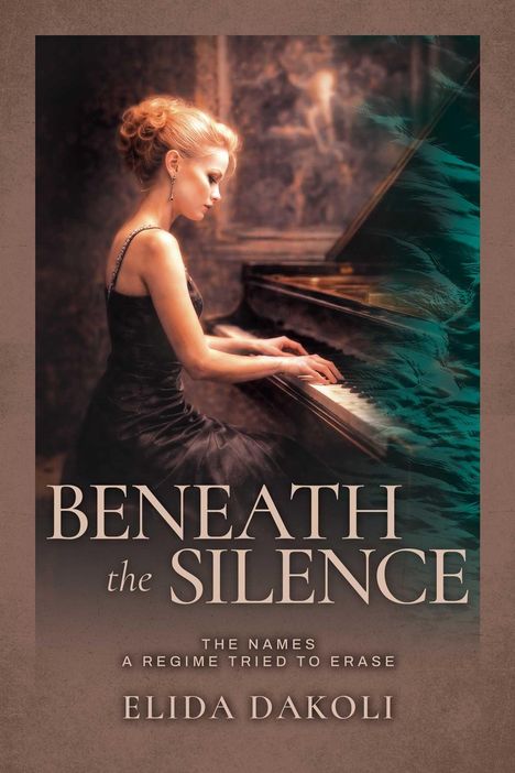 "BENEATH the SILENCE" und "THE NAMES A REGIME TRIED TO ERASE". Eine Frau am Klavier in einem eleganten Raum.