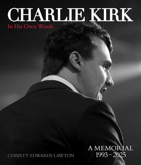 Text: "Charlie Kirk In His Own Words", "A Memorial 1993-2025", "Christy Edwards Lawton". Schwarz-Weiß-Foto von einem Mann im Anzug.