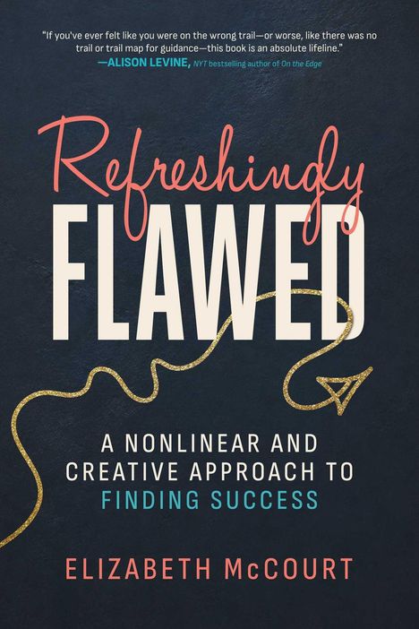 "Refreshingly Flawed" steht groß im Zentrum. Goldene Linie im Hintergrund, Zitat von Alison Levine oben. Autor: Elizabeth McCourt.