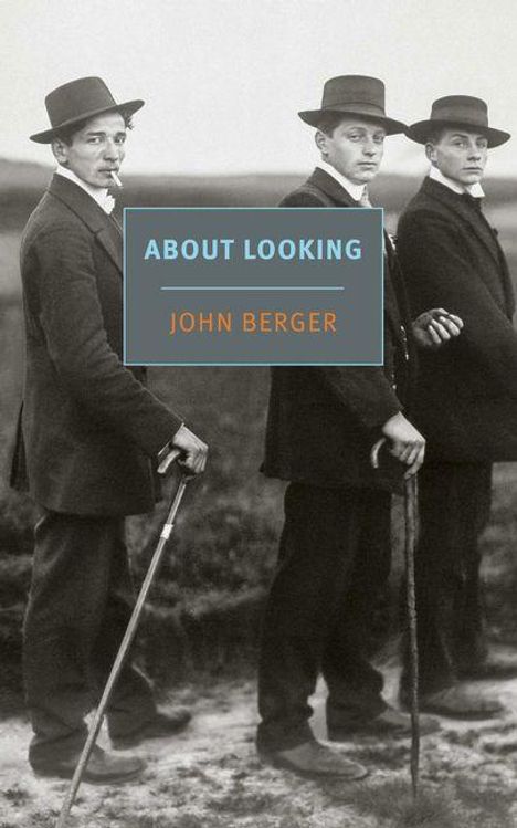 Text: "ABOUT LOOKING" und "JOHN BERGER". Drei junge Männer in Anzügen und Hüten, zwei mit Spazierstöcken, blicken zur Seite.