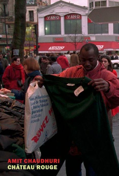 AMIT CHAUDHURI, CHÂTEAU ROUGE in gelbem Text. Ein Mann hält ein Kleidungsstück auf einem belebten Markt.