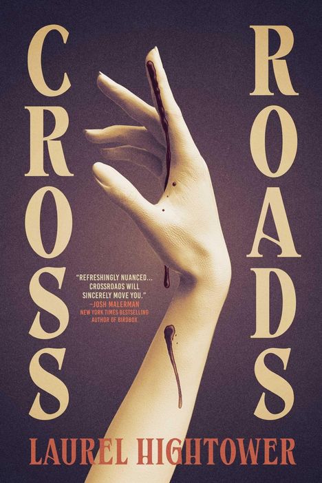Text: CROSS ROADS, LAUREL HIGHTOWER. Eine blasse Hand mit Blutspuren, vor dunklem Hintergrund, hält den Fokus.