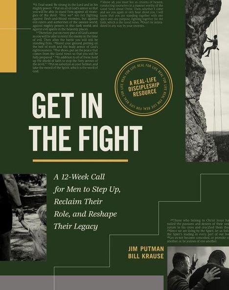 „GET IN THE FIGHT“, „A 12-Week Call for Men to Step Up...“. Zwei Männer klettern Felsen hoch.