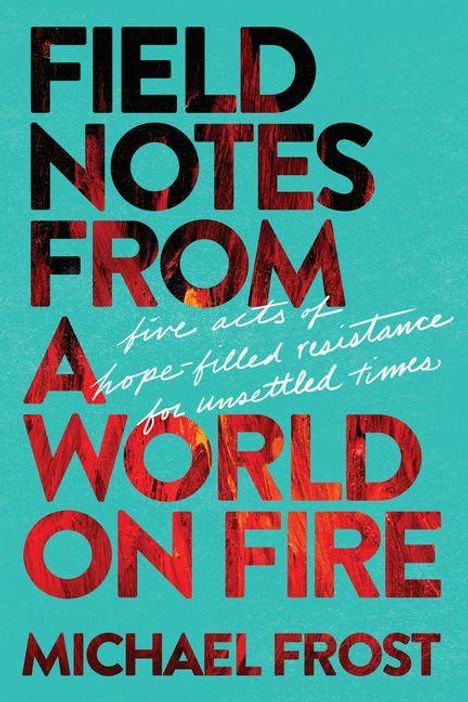 Titel: "FIELD NOTES FROM A WORLD ON FIRE". Untertitel: "five acts of hope-filled resistance for unsettled times". Farben: Rot auf Türkis.