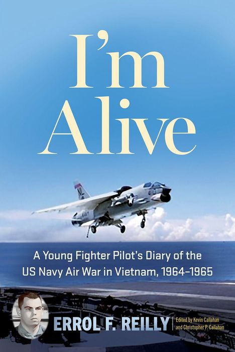 "I'm Alive" steht groß auf blauem Hintergrund. Darunter ein Flugzeug und ein Bild von Errol F. Reilly.