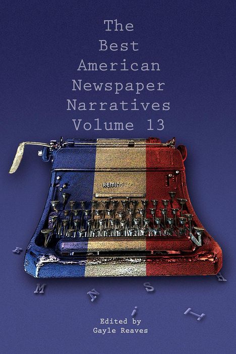 "The Best American Newspaper Narratives Volume 13" über einer bemalten alten Schreibmaschine. Bearbeitet von Gayle Reaves.