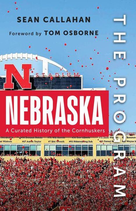 "NEBRASKA: A Curated History of the Cornhuskers" in großen roten Buchstaben. Stadion mit Menschenmenge.