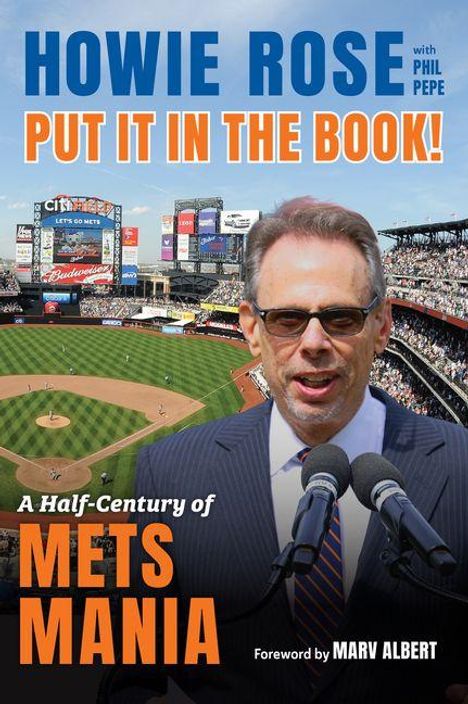 Text: "HOWIE ROSE, PUT IT IN THE BOOK!, A Half-Century of METS MANIA, Foreword by MARV ALBERT." Ein Mann mit Mikrophonen vor einem Baseballstadion.