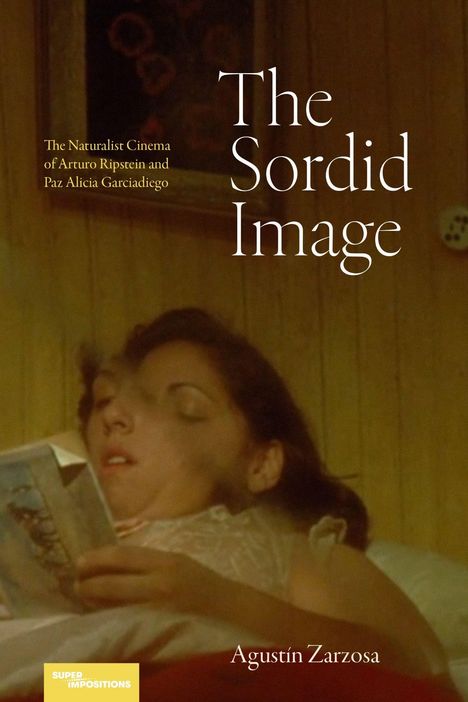 "The Sordid Image" und "Agustín Zarzosa". Frau entspannt im Bett, hält ein Buch. Holzverkleidete Wand im Hintergrund.