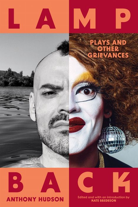 „LAMP BACK“ oben und unten, „Plays and Other Grievances“ rechts. Links Halbportrait eines Mannes, rechts Drag-Makeup.