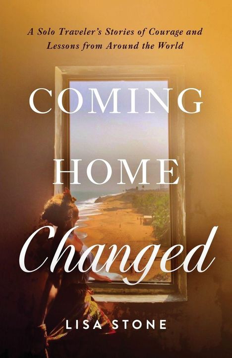 Text: "A Solo Traveler’s Stories of Courage and Lessons from Around the World. COMING HOME Changed. LISA STONE."  
  
Eine Person blickt aus einem Fenster auf einen Strand.