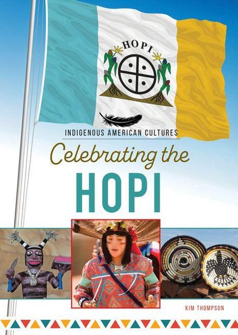 "Celebrating the Hopi" steht in großen Buchstaben. Illustration: Hopi-Flagge, darunter Bilder von traditioneller Kleidung und Kunst.