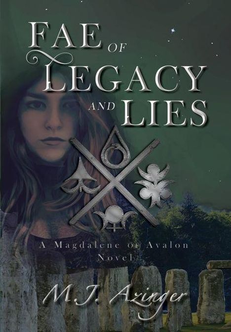 Text: "FAE OF LEGACY AND LIES. A Magdalene of Avalon Novel. M.J. Azinger." Eine Frau, mystische Symbole und Steinkreise im Hintergrund.