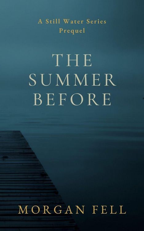 „A Still Water Series Prequel“, „The Summer Before“ von Morgan Fell. Ein Steg führt in nebliges Wasser.