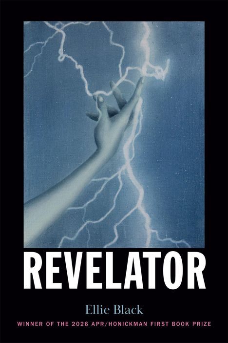 „REVELATOR“ in Weiß, „Ellie Black“ in Blau. Eine Hand greift nach Blitzstrahlen im blauen Hintergrund.