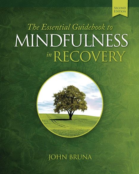"The Essential Guidebook to Mindfulness in Recovery," Second Edition, John Bruna. Grünes Cover, Baum in grüner Landschaft.