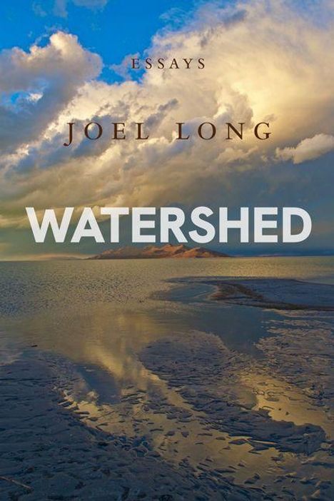 "WATERSHED" Essays von Joel Long. Ein offener Himmel mit dramatischen Wolken über einer spiegelnden Wasserfläche.
