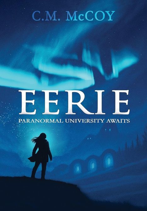 Text: „C.M. McCoy“, „EERIE“, „PARANORMAL UNIVERSITY AWAITS“. Illustration: Silhouette einer Person vor Polarlichtern.