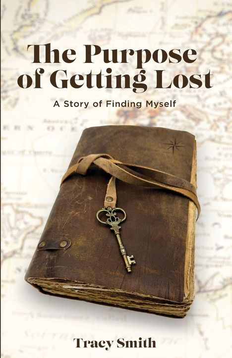 „The Purpose of Getting Lost: A Story of Finding Myself.“ Ein altes Buch mit Lederumschlag und Schlüssel, vor Kartenhintergrund.