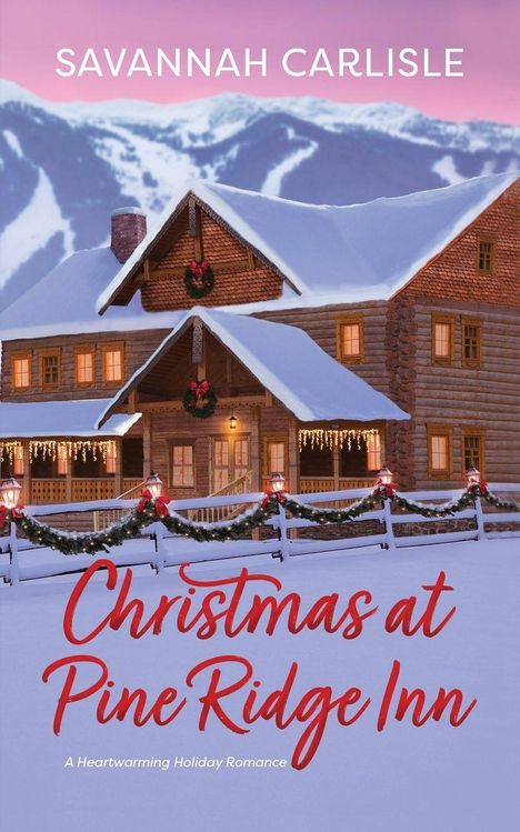 "SAVANNAH CARLISLE, Christmas at Pine Ridge Inn, A Heartwarming Holiday Romance." Log Cabin im Schnee, dekoriert mit Lichtern.