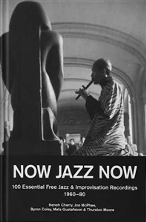 "NOW JAZZ NOW: 100 Essential Free Jazz & Improvisation Recordings 1960-80." Ein Musiker spielt Flöte neben einer Skulptur.