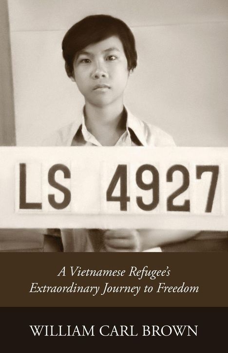Ein junger Mensch hält ein Schild mit "LS 4927". Text darunter: "A Vietnamese Refugee’s Extraordinary Journey to Freedom".