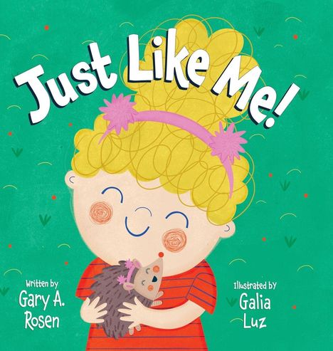 „Just Like Me!“ Ein Kind mit blonden Haaren hält glücklich einen Igel. Grün, fröhliches Design.