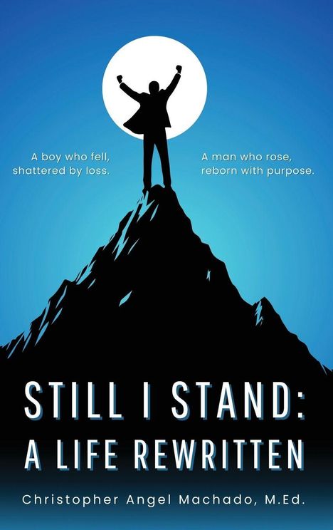 Text: „Still I Stand: A Life Rewritten. A boy who fell, shattered by loss. A man who rose, reborn with purpose.“ Illustration: Silhouette einer jubelnden Person auf einem Berggipfel vor einem vollen Mond.