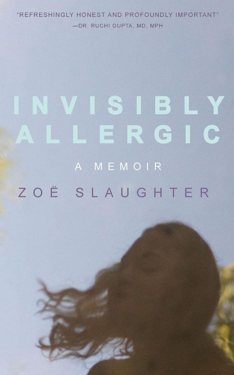 "INVISIBLY ALLERGIC: A MEMOIR" von Zoë Slaughter. Zitat: "Refreshingly honest and profoundly important." Verschwommenes Gesicht.