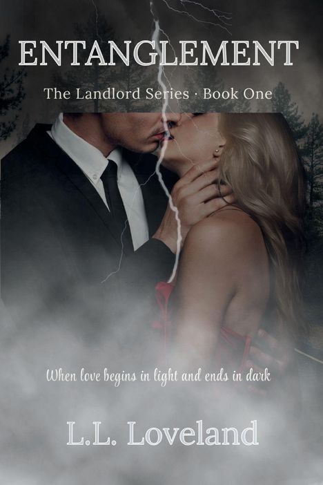 Buchtitel "ENTANGLEMENT", Serie "The Landlord Series · Book One". Ein Paar küsst sich leidenschaftlich, umgeben von Nebel.