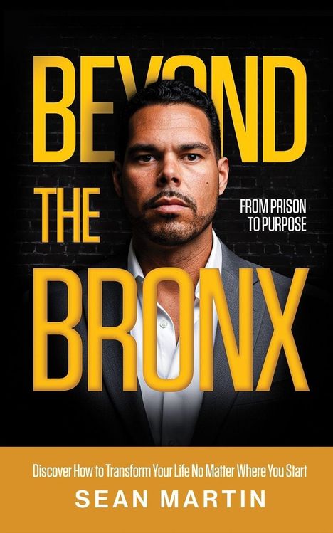 „Beyond the Bronx“, „From Prison to Purpose“, „Sean Martin“. Ein Mann im Anzug vor dunklem Hintergrund.