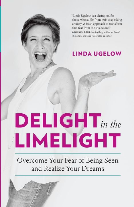 "Delight in the Limelight" steht groß geschrieben. Eine lächelnde Frau gestikuliert freudig in einem schwarz-weißen Foto.