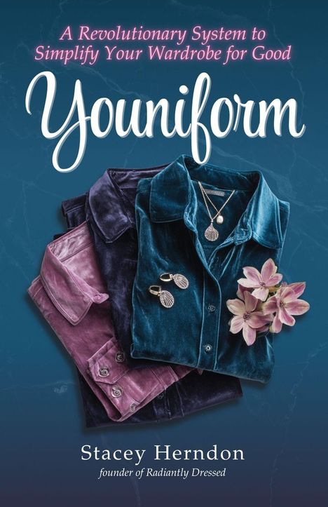 "A Revolutionary System to Simplify Your Wardrobe for Good. Youniform. Stacey Herndon. Faltbare Kleidung, Schmuck, Blüten."