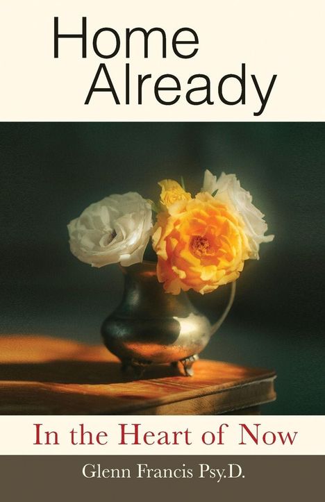 "Home Already" und "In the Heart of Now" von Glenn Francis Psy.D. Alte Vase mit gelben und weißen Rosen auf einem Tisch.