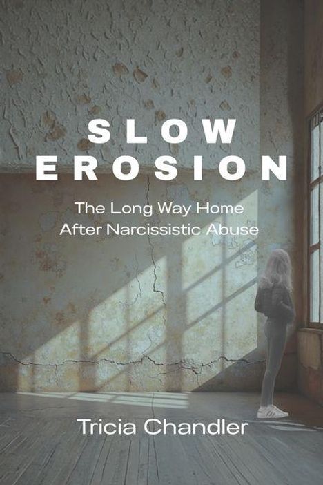 "Slow Erosion: The Long Way Home After Narcissistic Abuse" von Tricia Chandler. Eine Frau steht in einem alten Raum.