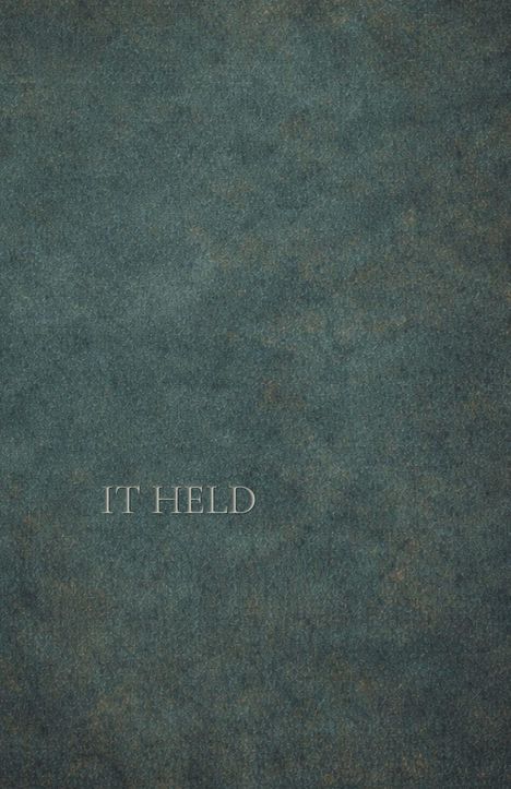 Text: "IT HELD". Hintergrund in dunklem, strukturiertem Blaugrün.
