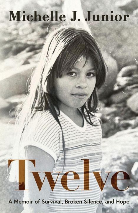 „Michelle J. Junior“, „Twelve“. Ein junges Mädchen im gestreiften Shirt schaut ernst. Hintergrund unscharf.