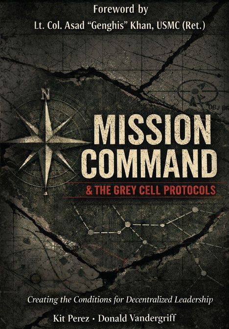 „Mission Command & The Grey Cell Protocols“ von Kit Perez und Donald Vandergriff, Kompassgrafik auf brüchigem Hintergrund.