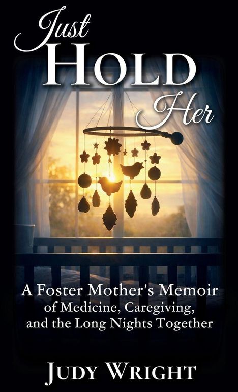 "Just Hold Her" beschreibt Erfahrungen als Pflegeeltern. Der Hintergrund zeigt ein Mobile vor einem Fenster im Sonnenuntergang.