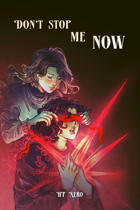 "Don't stop me now" und "HP Nero". Zwei Personen, eine bindet der anderen die Augen mit einem roten Band; rote Lichtstrahlen.