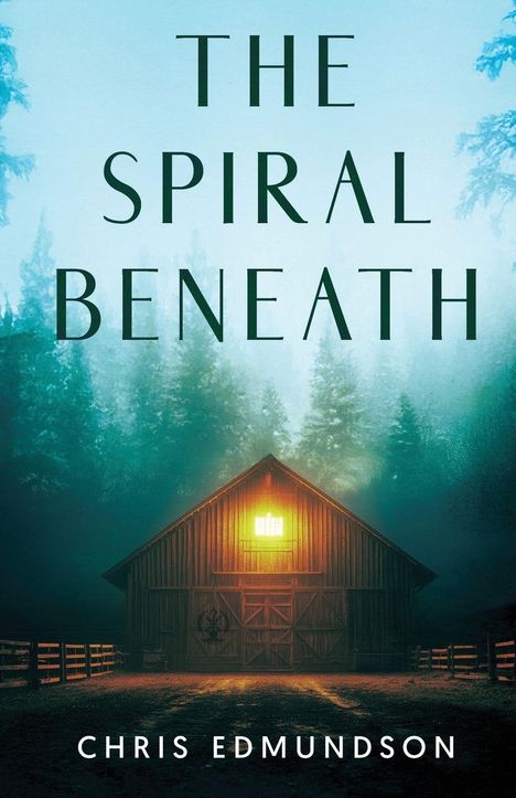 „THE SPIRAL BENEATH“ und „CHRIS EDMUNDSON“. Eine beleuchtete Scheune vor nebligen Wäldern.
