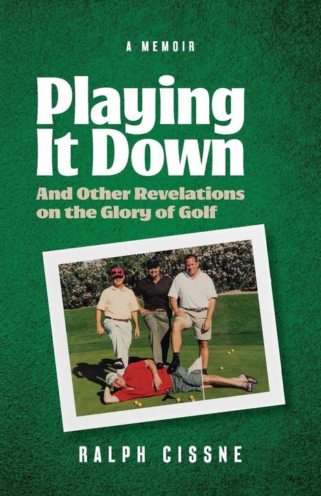"Playing It Down" und "And Other Revelations on the Glory of Golf" oben. Ralph Cissne unten. Vier Männer auf einem Golfplatz.