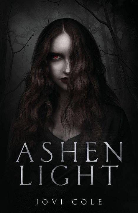"Ashen Light, Jovi Cole." Eine Frau mit langen, dunklen Haaren und leuchtend roten Augen, im düsteren Wald.