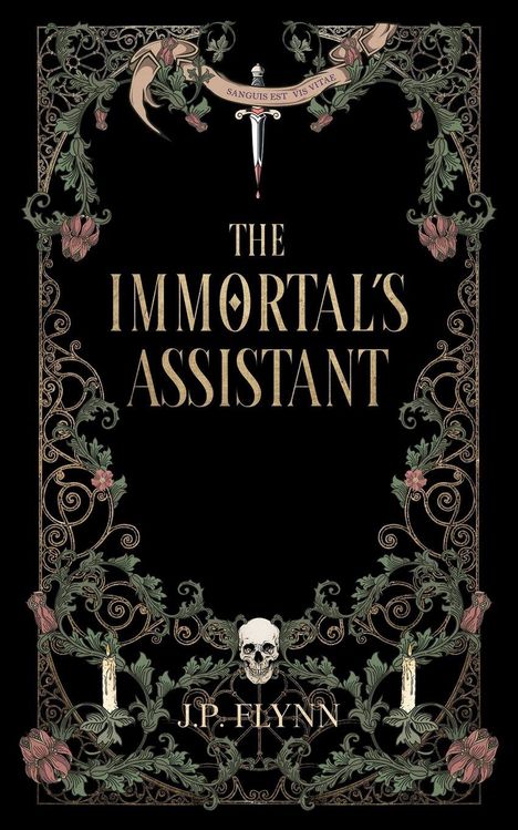 "THE IMMORTAL'S ASSISTANT", "SANGUIS EST VIS VITAE", "J.P. FLYNN". Ein Dolch, ein Totenkopf, Kerzen, florale Ornamente.