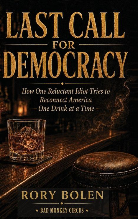 „LAST CALL FOR DEMOCRACY. How One Reluctant Idiot Tries to Reconnect America — One Drink at a Time“. Ein Getränk auf Theke.